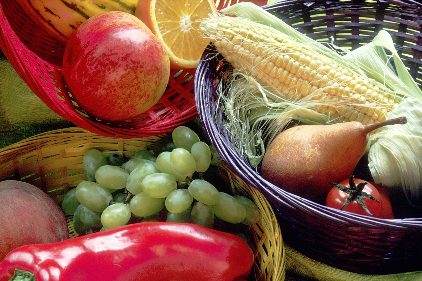 Sortido de frutas e legumes frescos