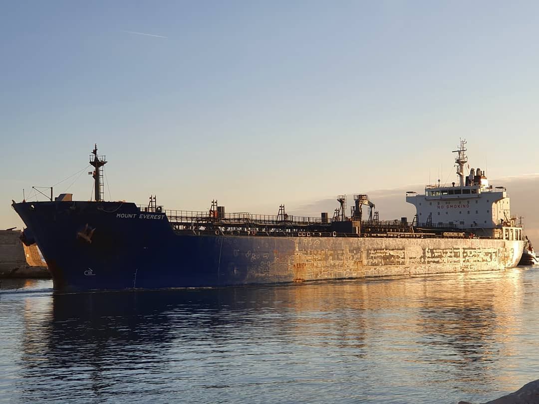 Navio petroleiro em porto